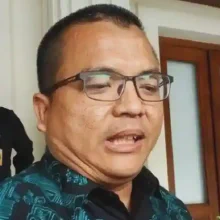 Denny Indrayana Gelar Sayembara, Tantang Tunjukkan Ijazah Gibran